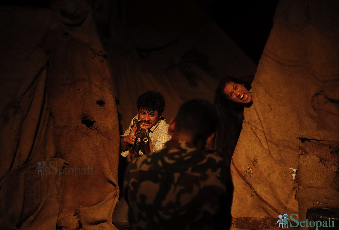 नाटक खतमा अभिनय गर्दै कलाकारहरू। तस्बिरः नवीनबाबु गुरूङ/सेतोपाटी